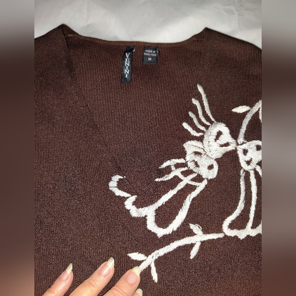 VENINI Elegant V-Neck Sweater with White Embroidery Floral Design - Picture 3 of 5